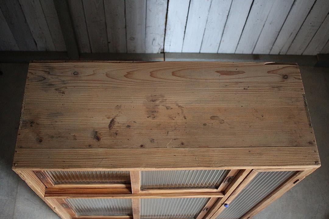 古い木枠のモールガラス戸棚　収納棚　食器棚　キャビネット　古家具