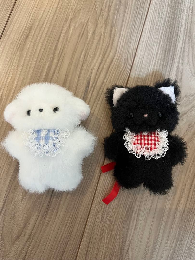 黒猫と白い犬　ぬいぐるみ　作家