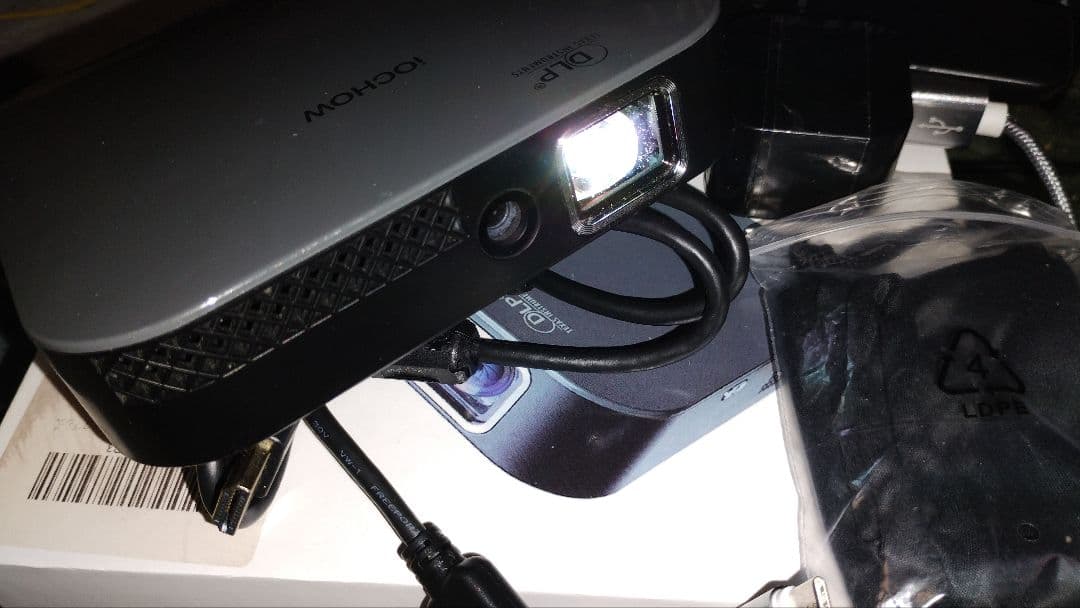 iOCHOW iO4プロジェクター本体、リモコン、元箱、電源、ポーチ他　動作品