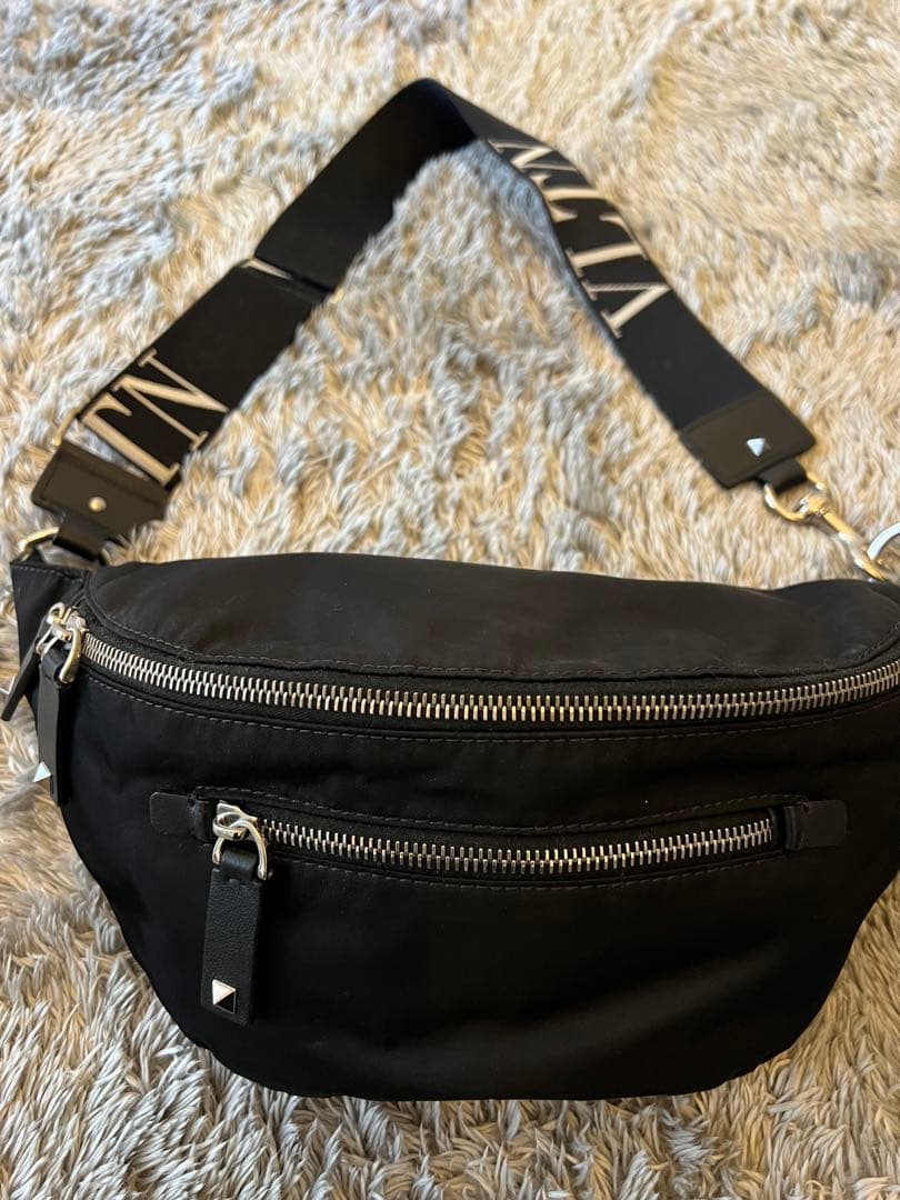 【VALENTINO】ボディバッグ ロックスタッズ VLTNロゴ 黒