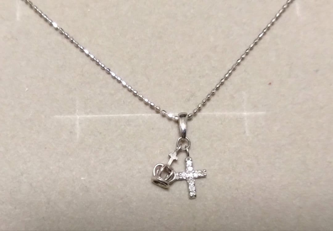 ジュエリーツツミ K10ホワイトゴールド王冠と十字架のネックレス