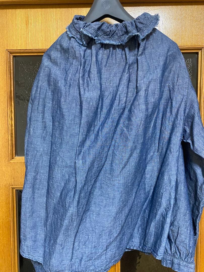 ダークブルー フリル付き長袖シャツ