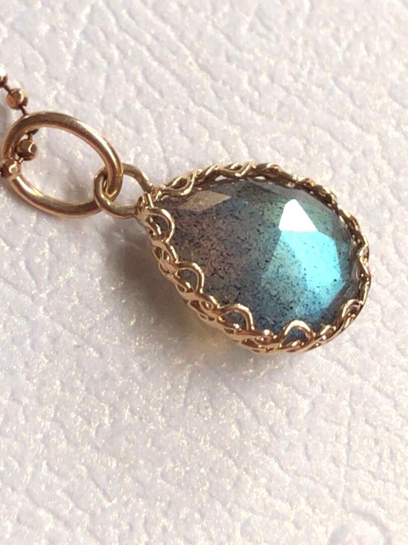 美品❤️アガット K10 ラブラドライト チャーム　◇幻想的な青い石です◇