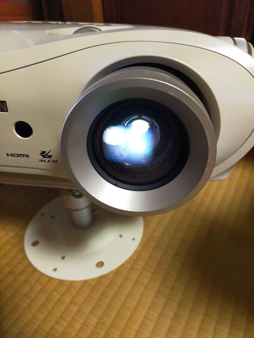 EPSON ホームプロジェクター EMP-TW　会議　プレゼン　700