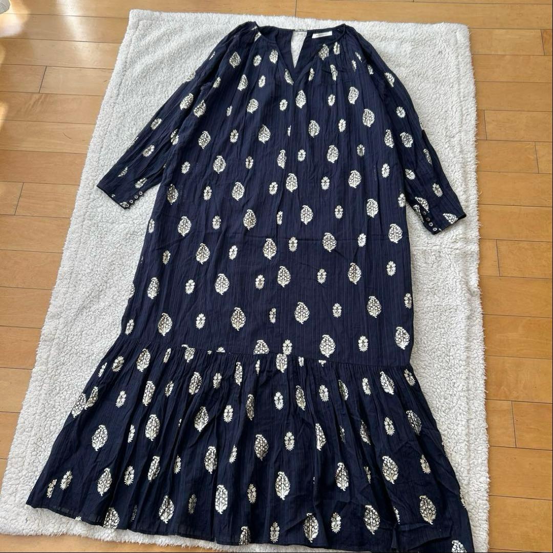 美品ne Quittez pasヌキテパ　箔プリントロングワンピース ネイビーM