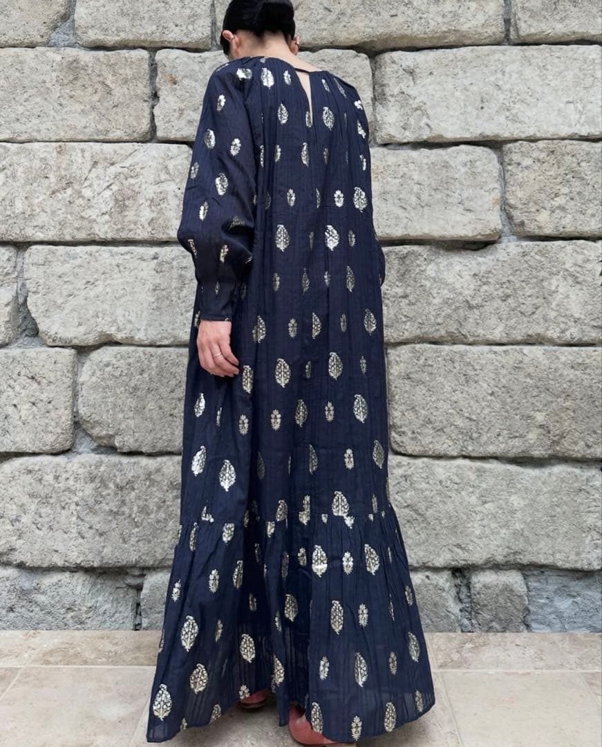 美品ne Quittez pasヌキテパ　箔プリントロングワンピース ネイビーM