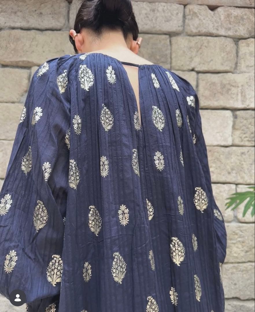 美品ne Quittez pasヌキテパ　箔プリントロングワンピース ネイビーM