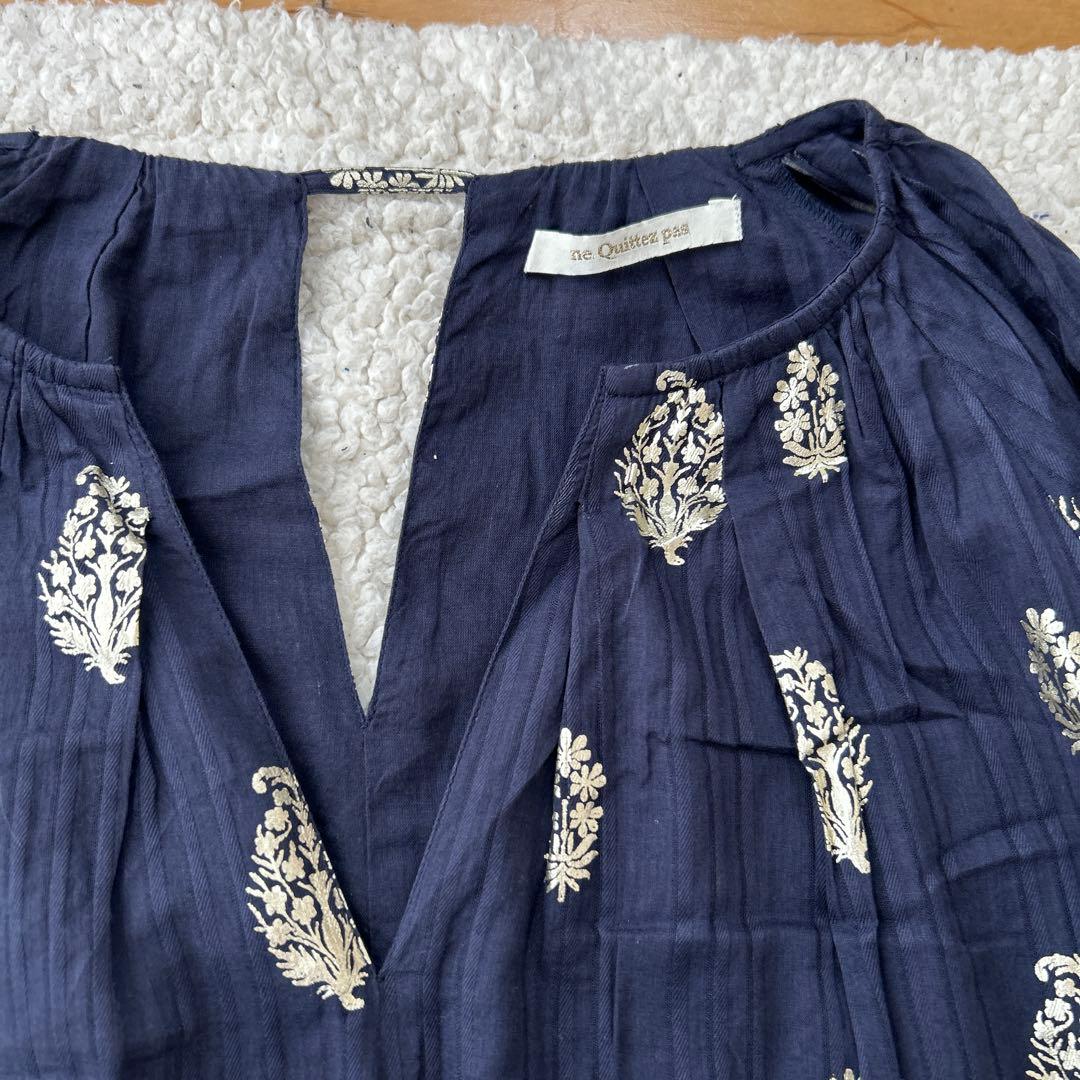 美品ne Quittez pasヌキテパ　箔プリントロングワンピース ネイビーM