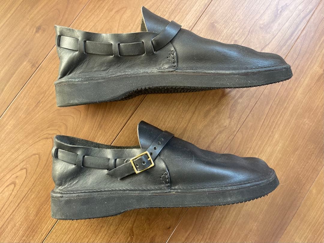 ブラックレザー バックル付きシューズ