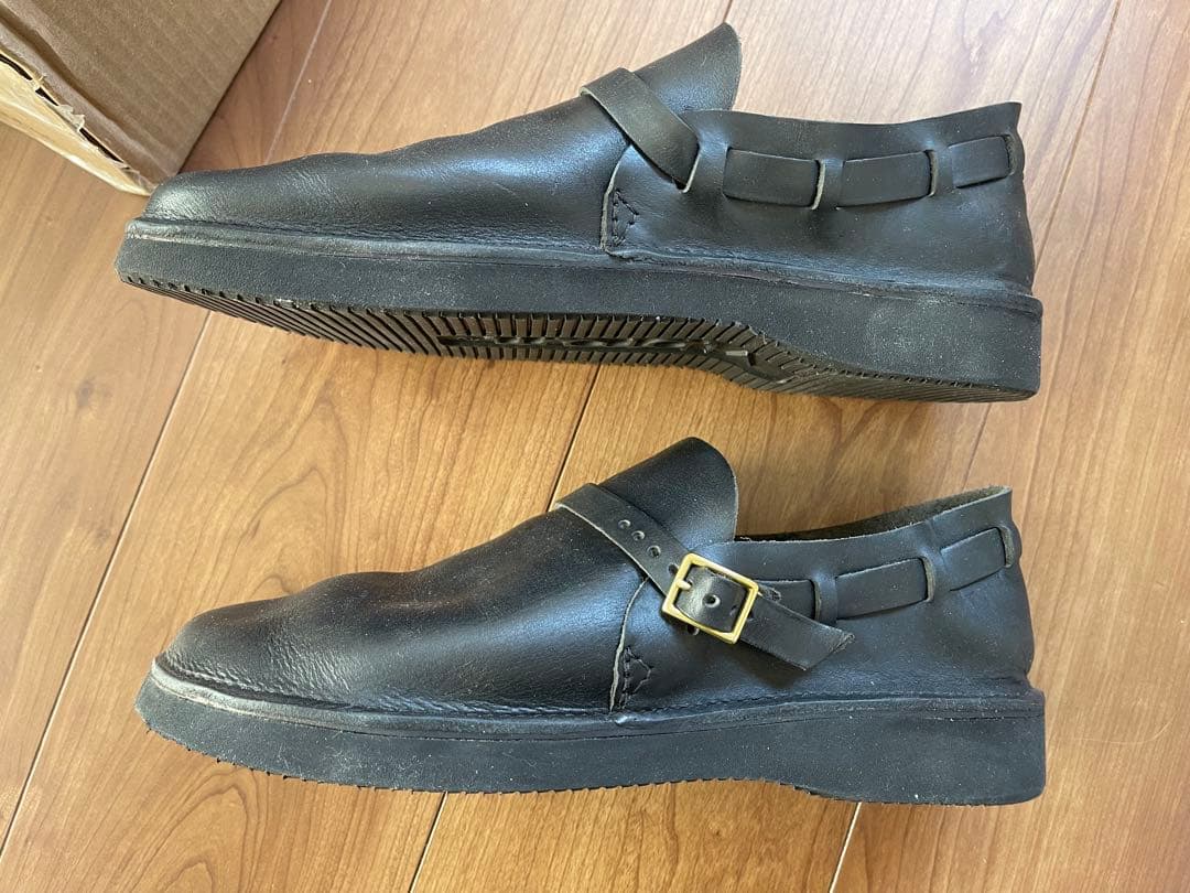 ブラックレザー バックル付きシューズ