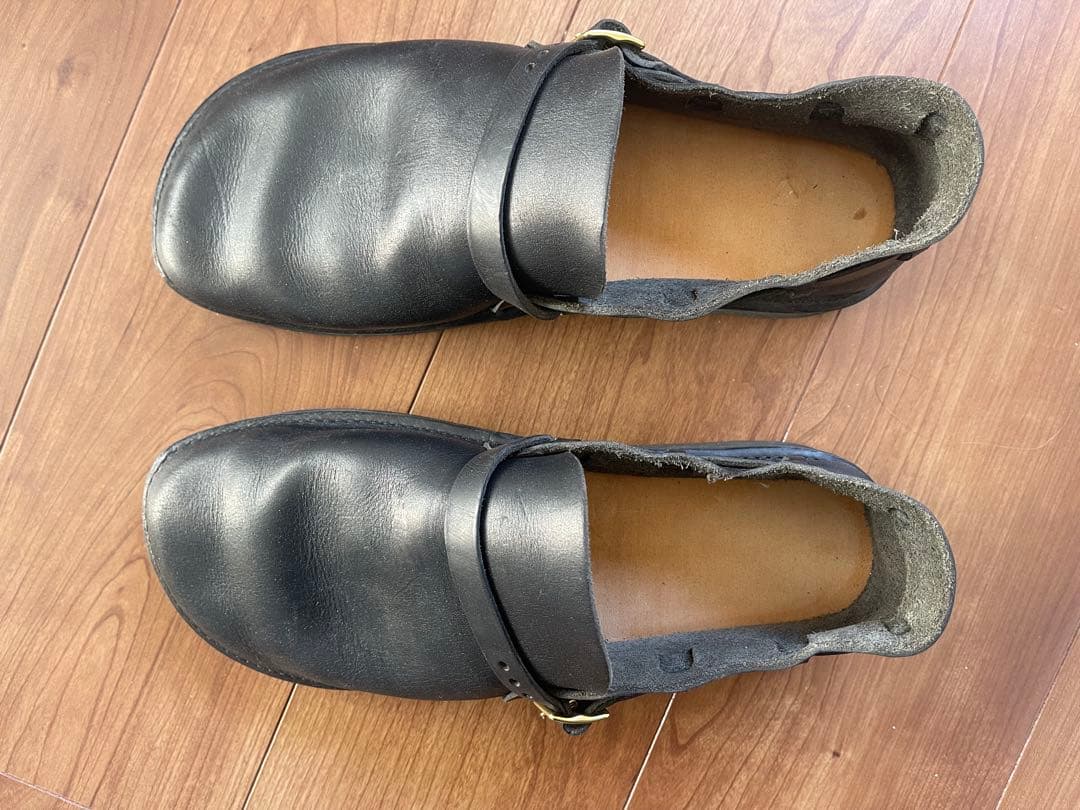 ブラックレザー バックル付きシューズ