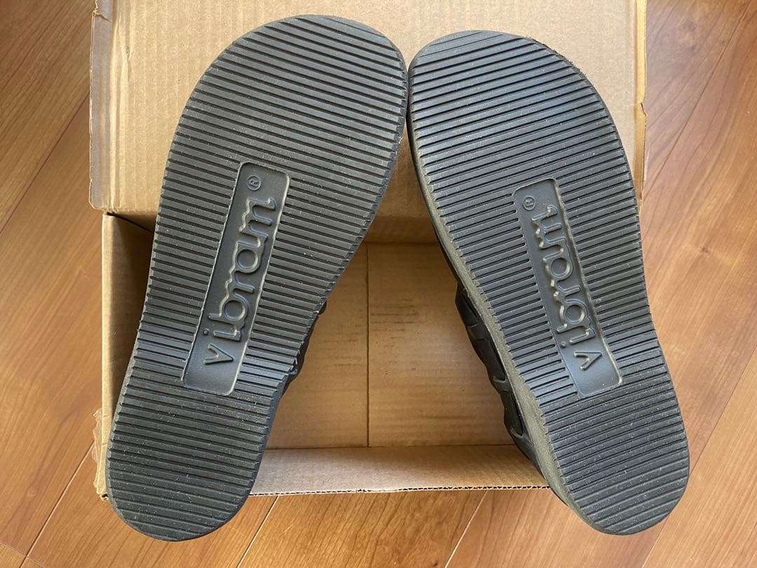 ブラックレザー バックル付きシューズ