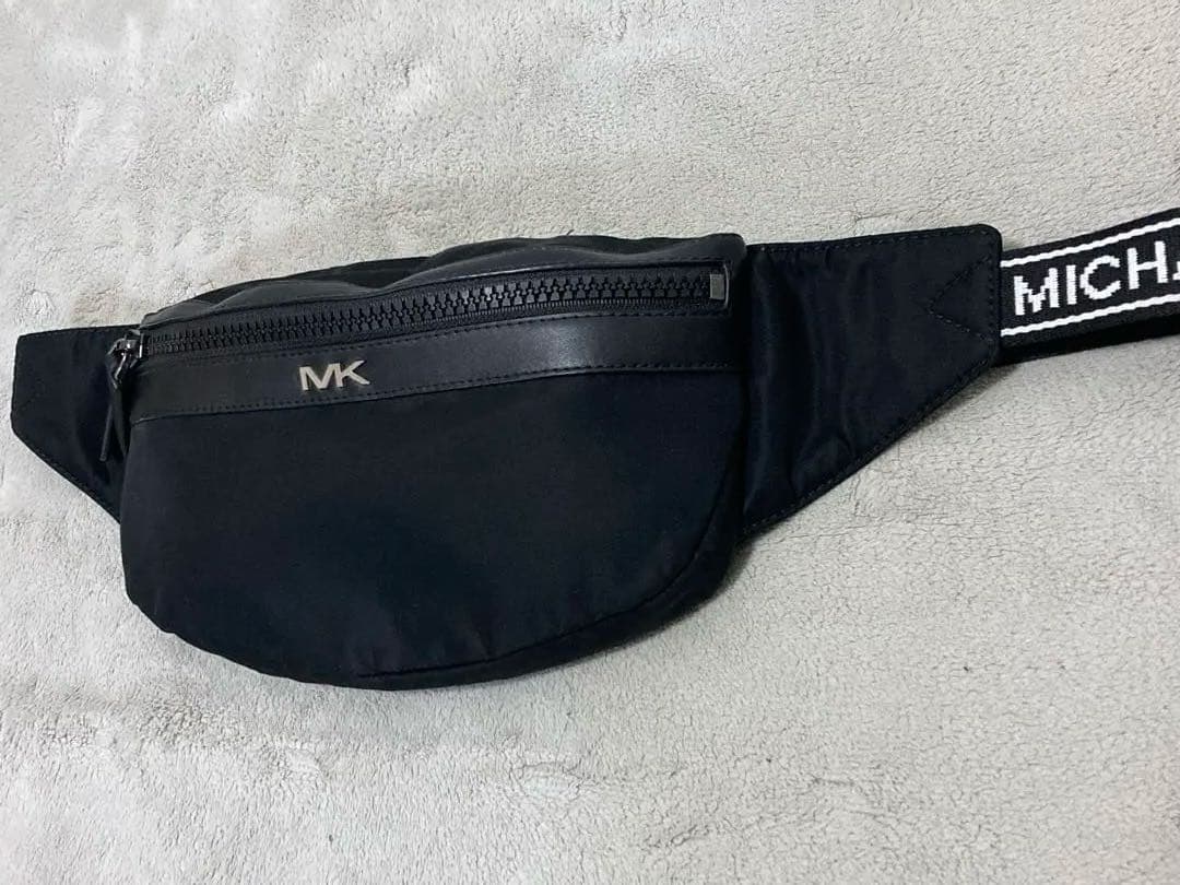未使用品　マイケルコース　MICHAEL KORS ボディバッグ　ブラック
