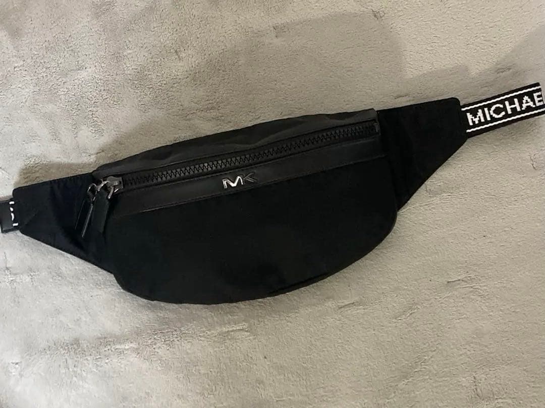 未使用品　マイケルコース　MICHAEL KORS ボディバッグ　ブラック