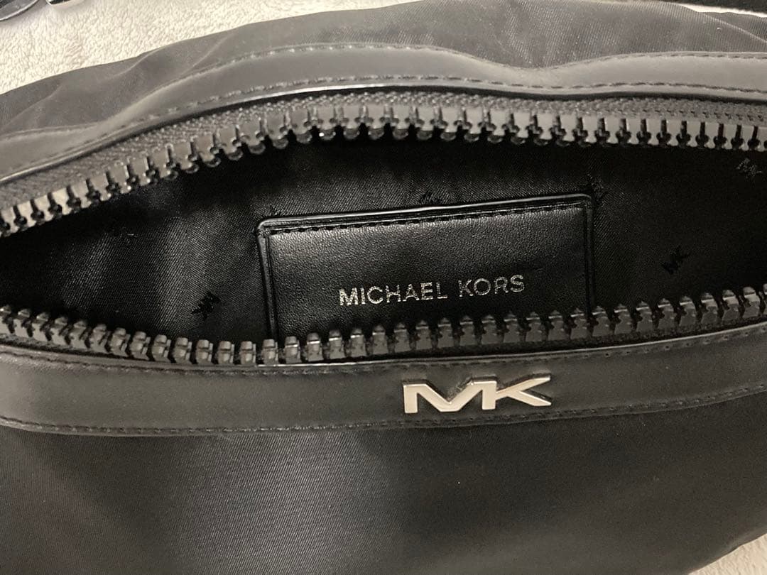 未使用品　マイケルコース　MICHAEL KORS ボディバッグ　ブラック