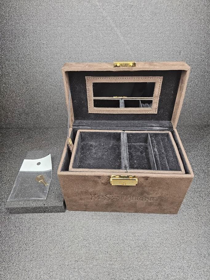 未使用Yves Saint Laurent スエード メイクボックス　ミラー付き