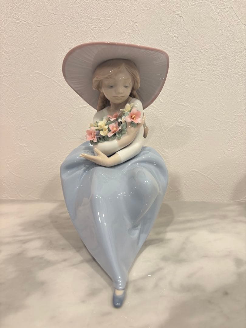 LLADRO リヤドロ 『 花の香りに包まれて 』 置物