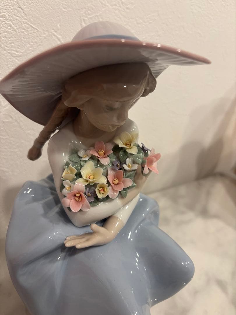 LLADRO リヤドロ 『 花の香りに包まれて 』 置物
