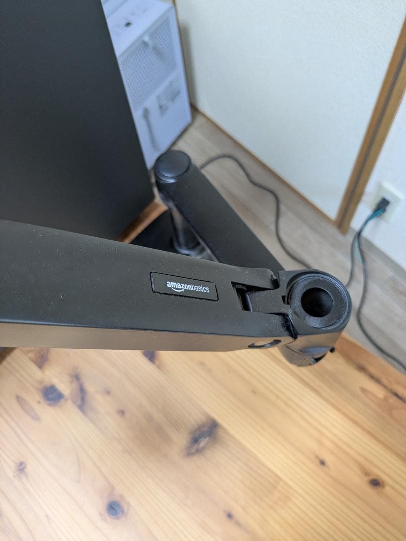 Amazonベーシック モニターアーム シングル（ブラック）32インチ対応