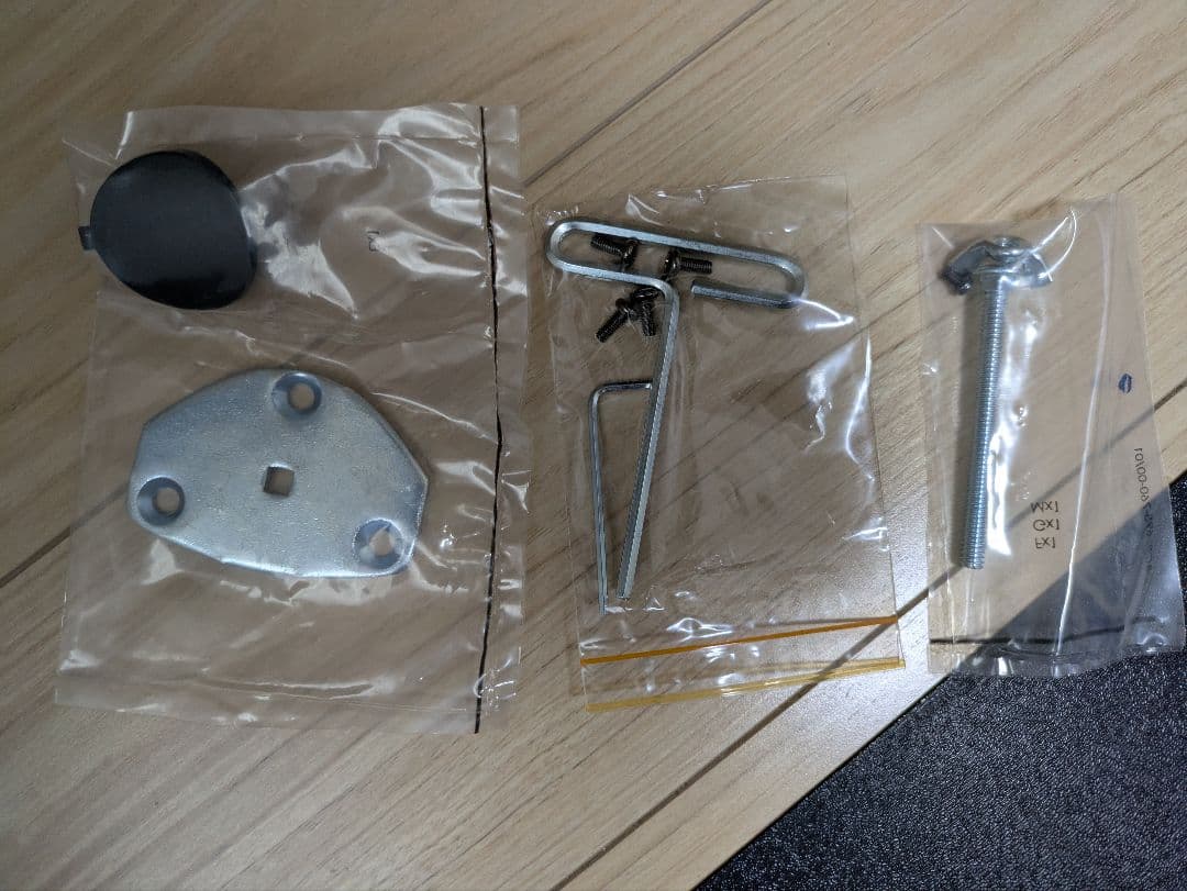 Amazonベーシック モニターアーム シングル（ブラック）32インチ対応