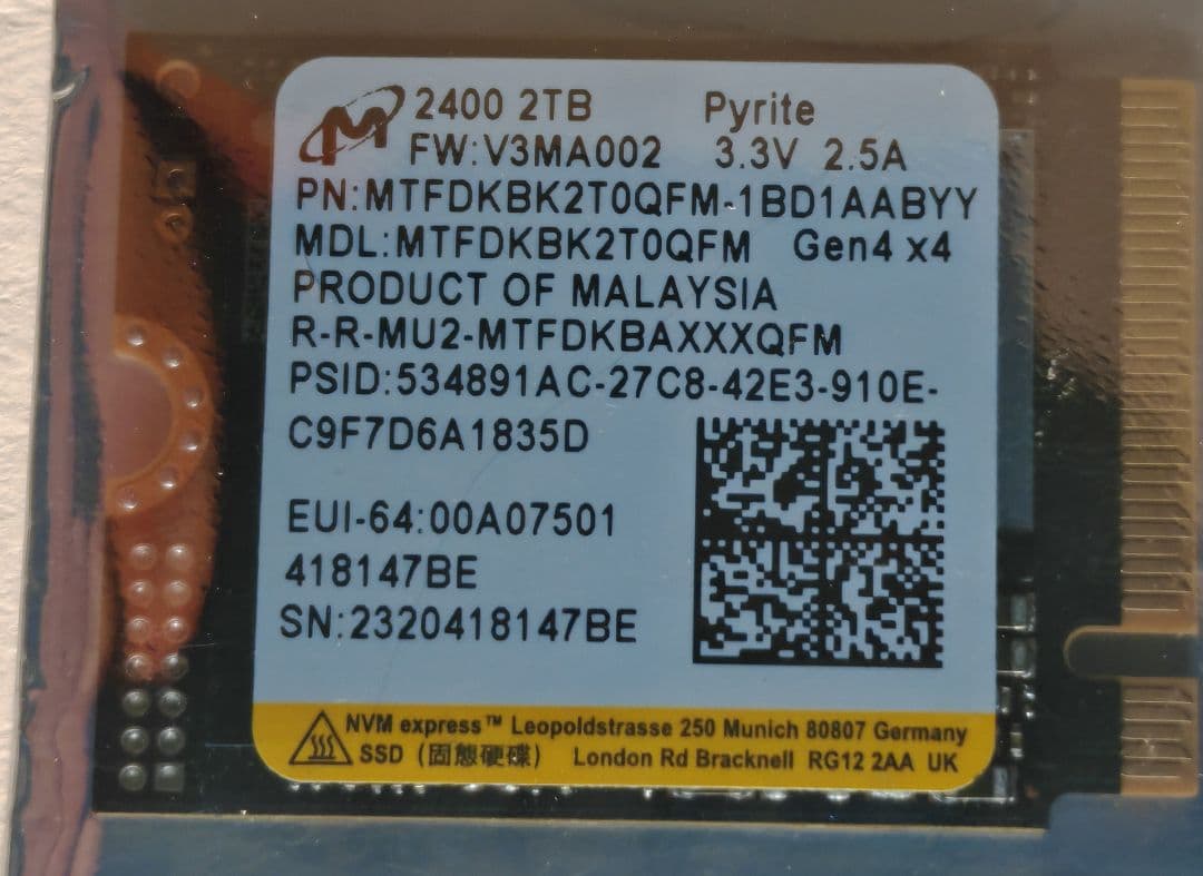 Micron CLIENT 2400 M.2 2.3MM SSD ケース付