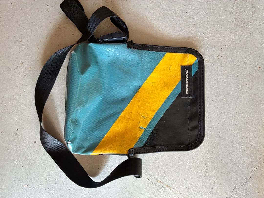 FREITAG メッセンジャーバッグ ブラック/イエロー/ターコイズ
