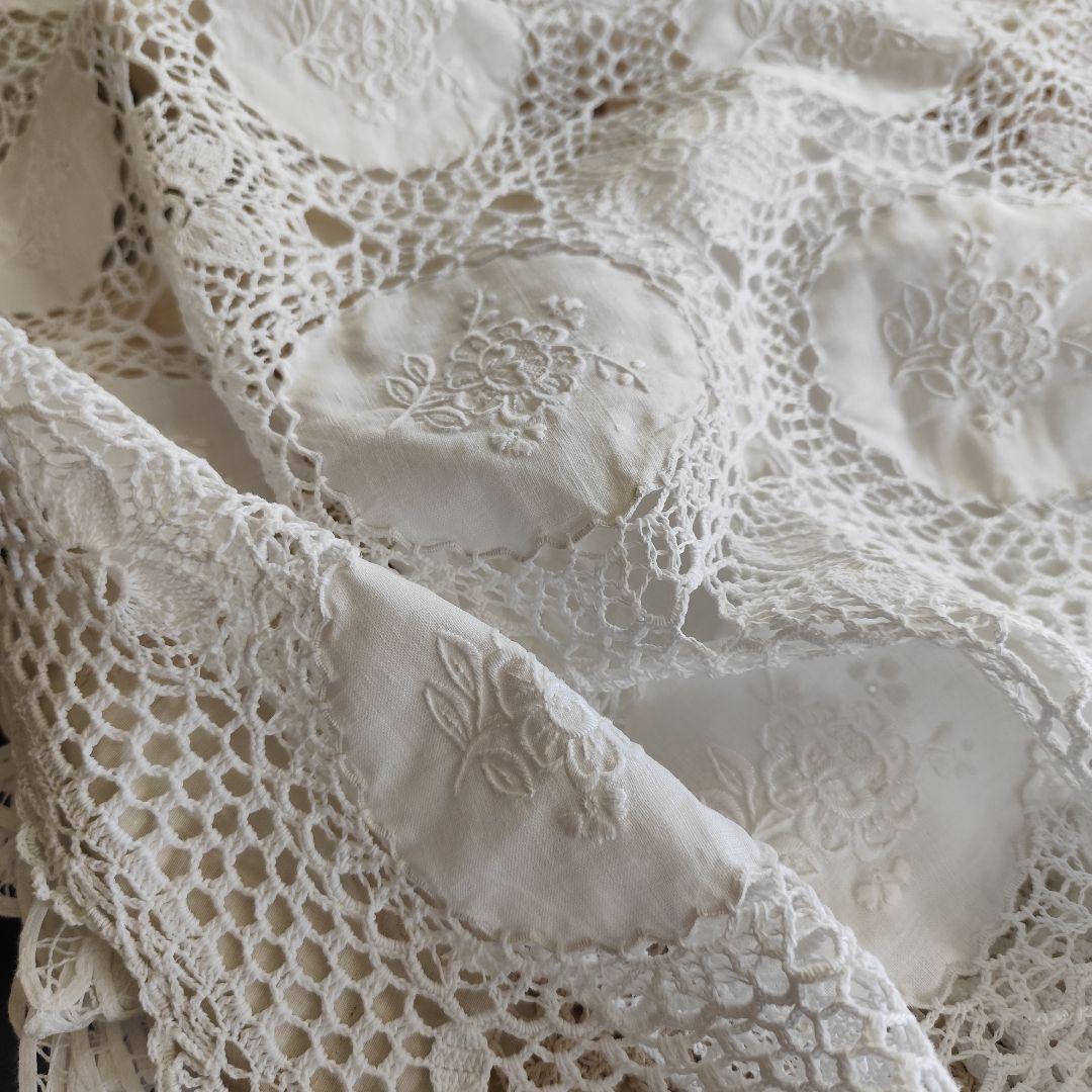白糸手刺繍　リネンの円形パネル　花刺繍　手編みレース　マルチカバー