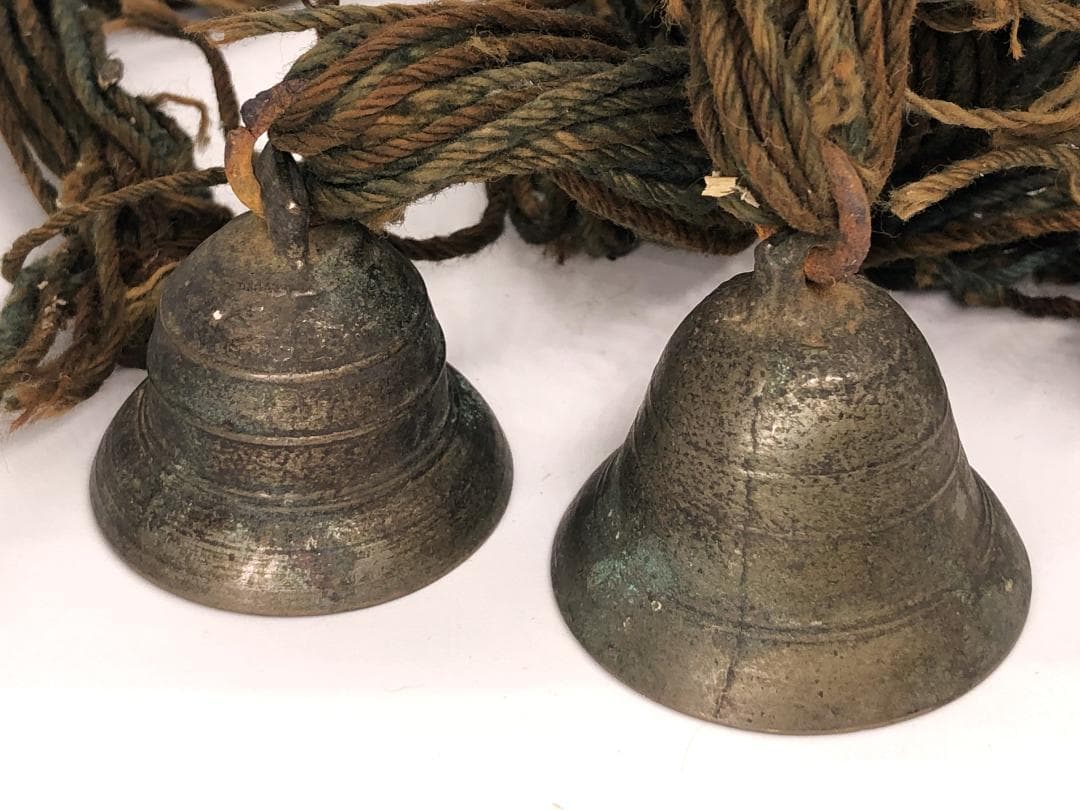 【 家紋金銅彫金馬鈴 額装 】　江戸時代　上がり藤に矢の字　宇の字