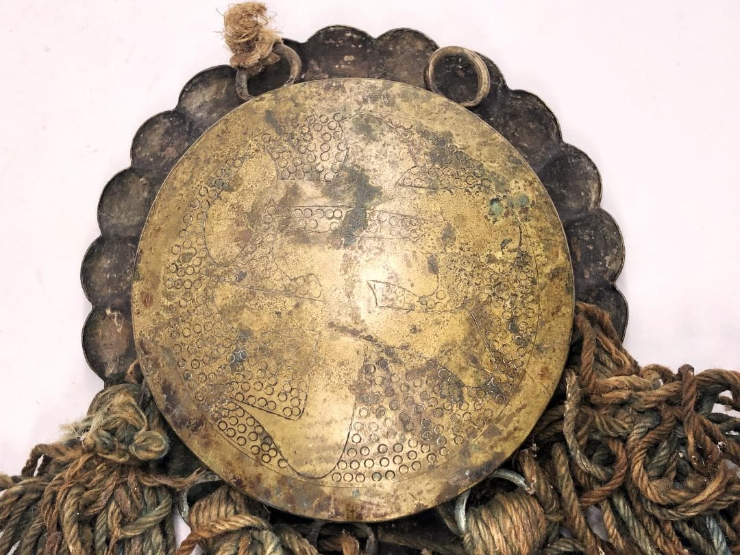 【 家紋金銅彫金馬鈴 額装 】　江戸時代　上がり藤に矢の字　宇の字