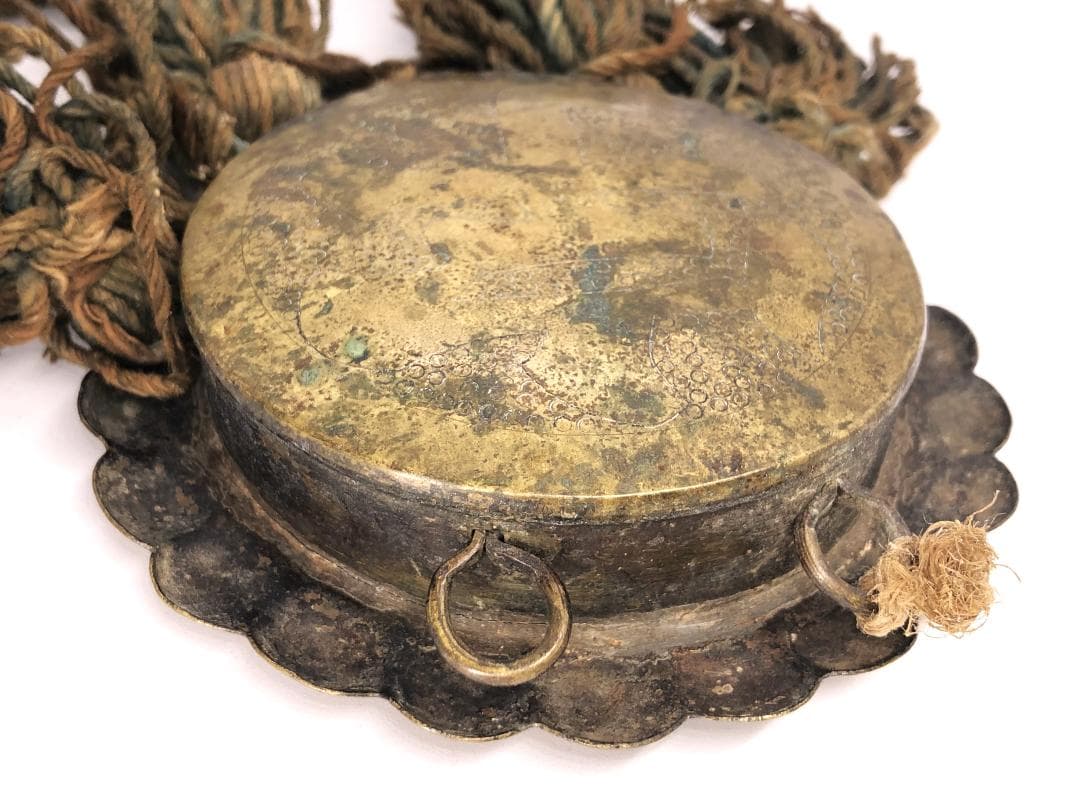 【 家紋金銅彫金馬鈴 額装 】　江戸時代　上がり藤に矢の字　宇の字