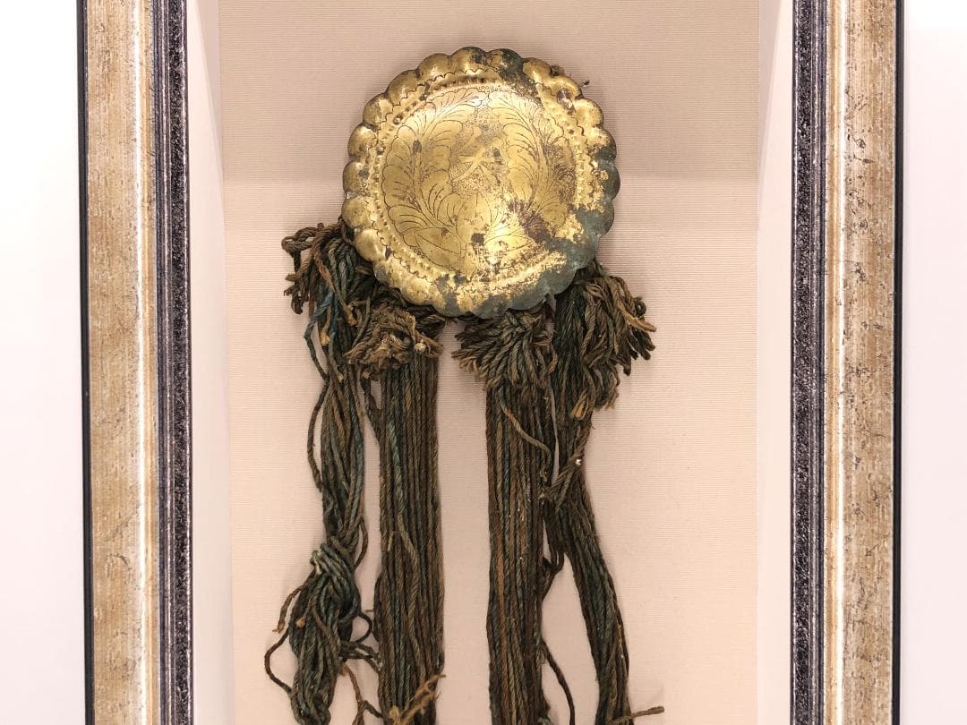 【 家紋金銅彫金馬鈴 額装 】　江戸時代　上がり藤に矢の字　宇の字