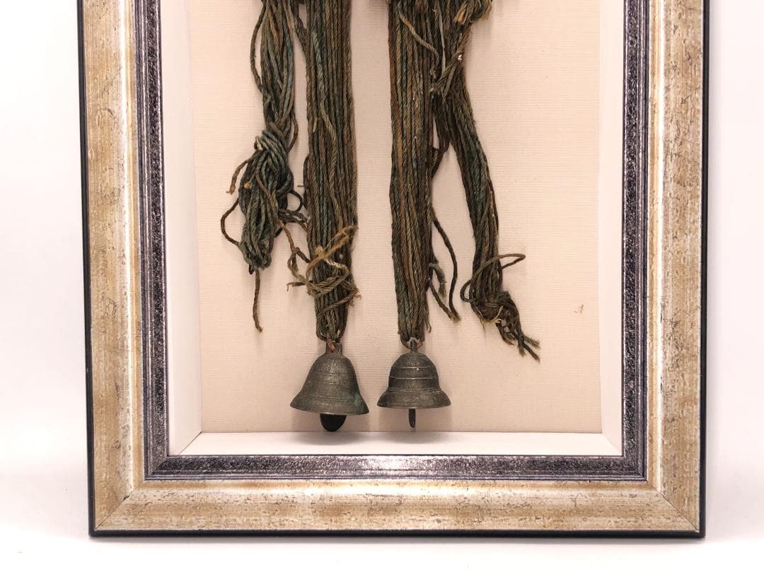 【 家紋金銅彫金馬鈴 額装 】　江戸時代　上がり藤に矢の字　宇の字