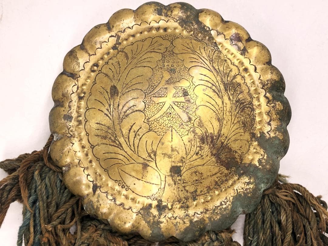 【 家紋金銅彫金馬鈴 額装 】　江戸時代　上がり藤に矢の字　宇の字