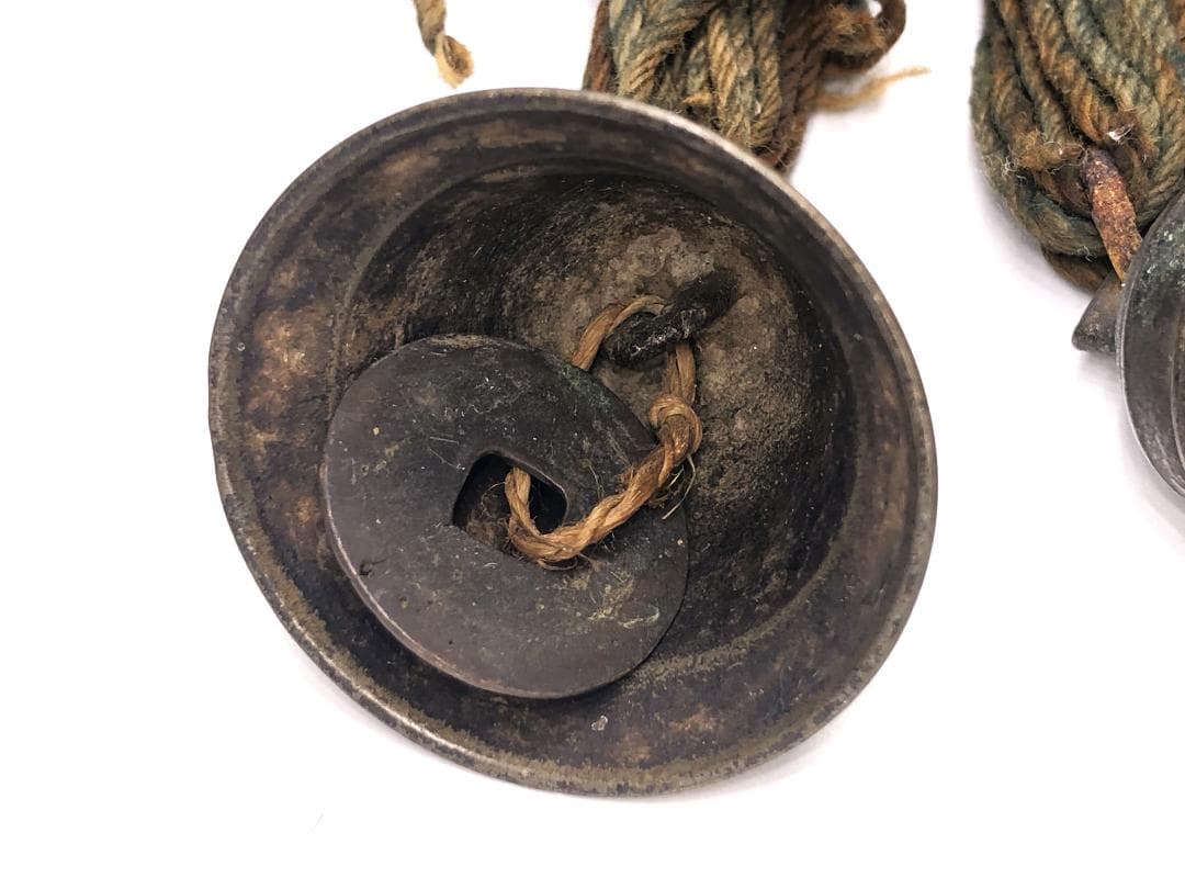 【 家紋金銅彫金馬鈴 額装 】　江戸時代　上がり藤に矢の字　宇の字