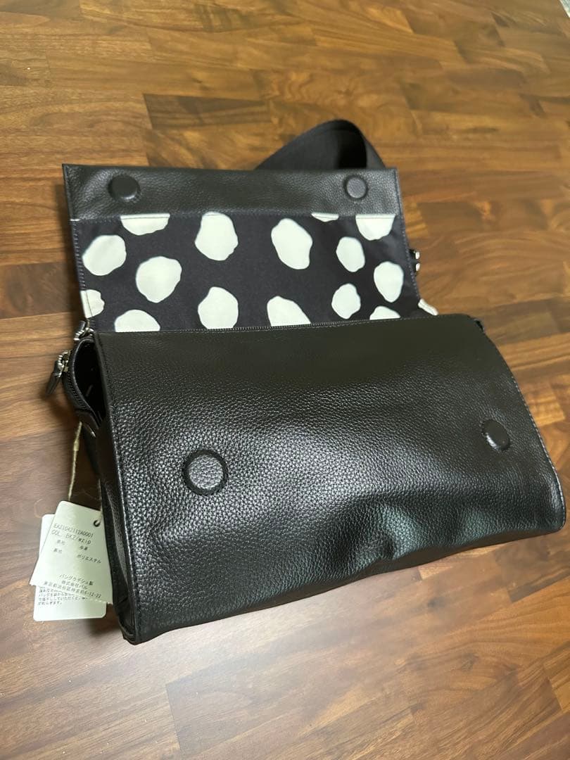 タグ付き　イアパピヨネ　本革　ワイドテープショルダーバッグ　ボディバッグ