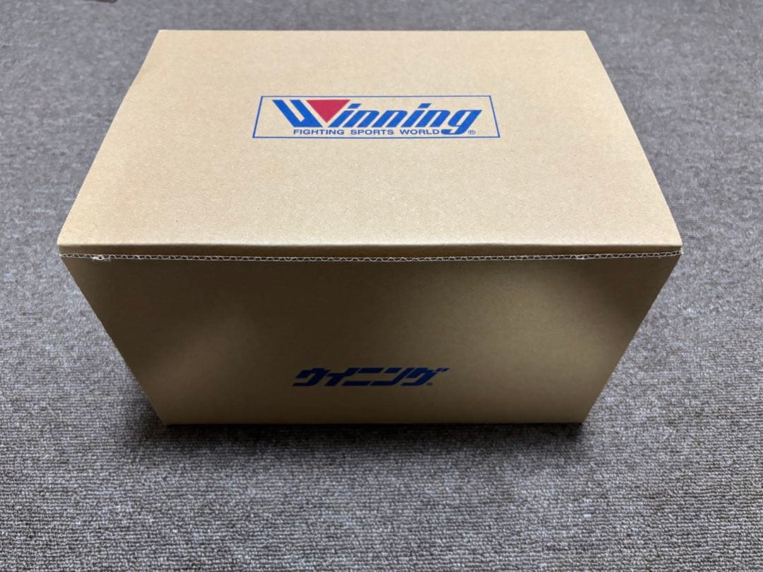 ウイニング　ボクシンググローブ　16oz 紐式　黒　ゴールド