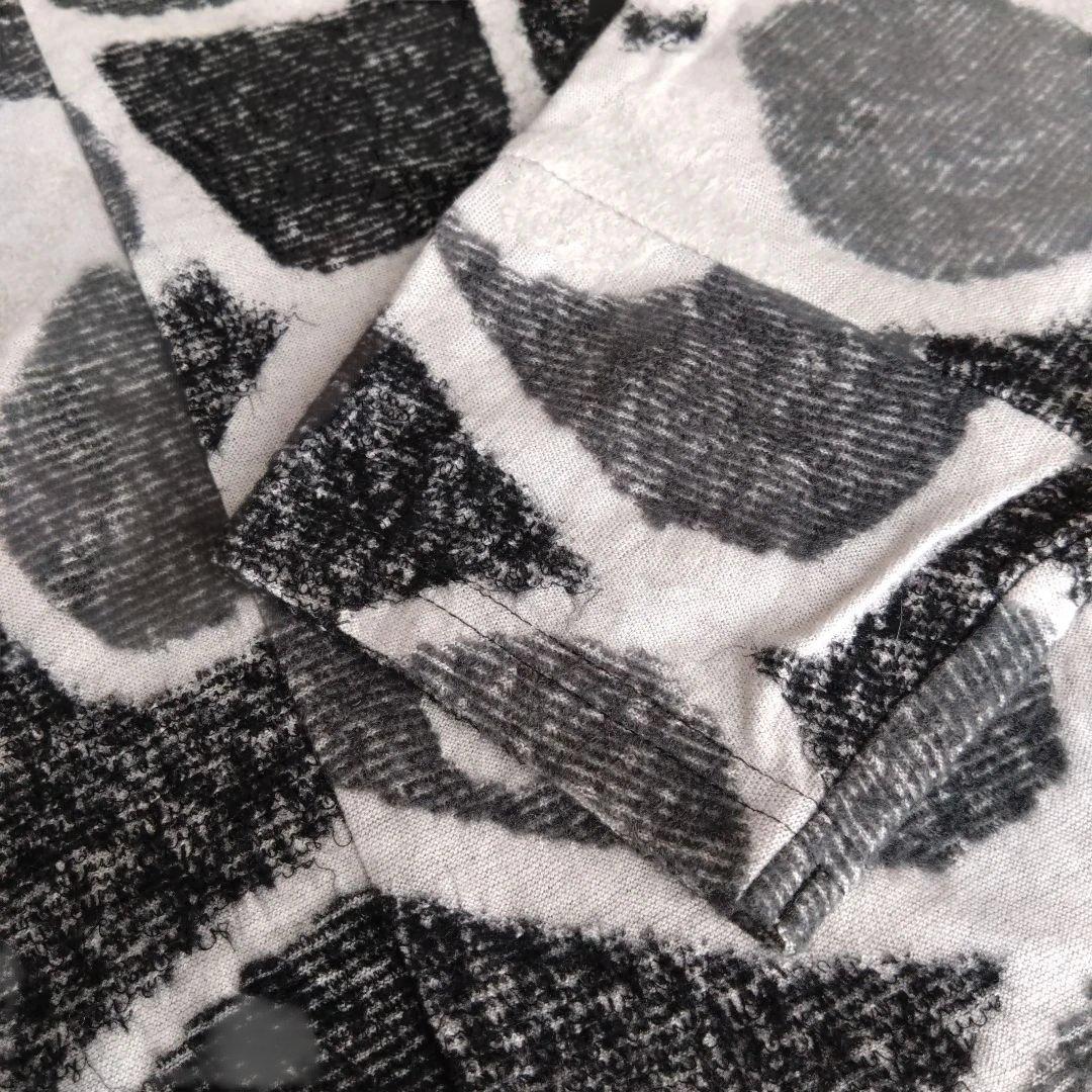 【新品】FUGAFUGA　黒と薄いグレー色の抽象模様 長袖チュニック　F