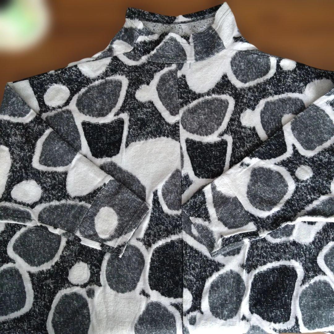 【新品】FUGAFUGA　黒と薄いグレー色の抽象模様 長袖チュニック　F
