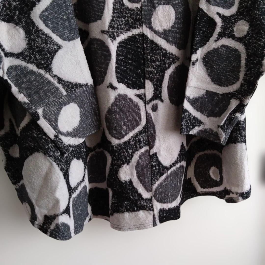 【新品】FUGAFUGA　黒と薄いグレー色の抽象模様 長袖チュニック　F