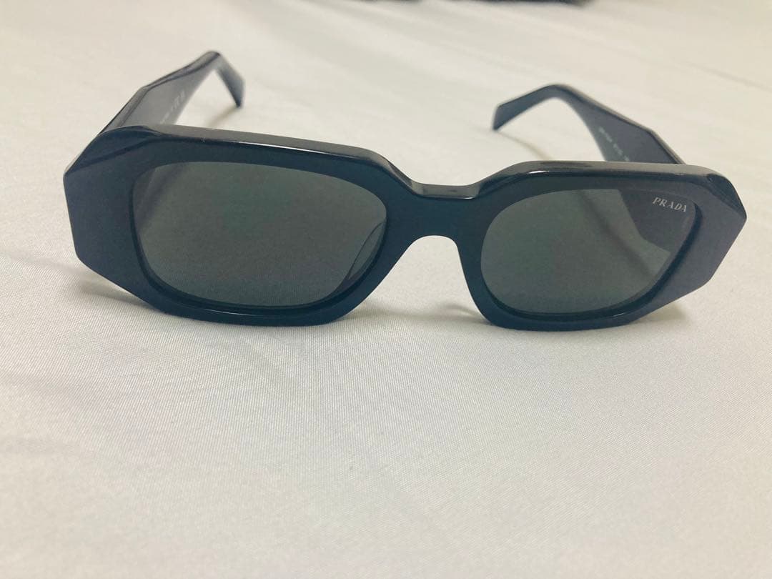 PRADA 六角形 ブラックサングラス