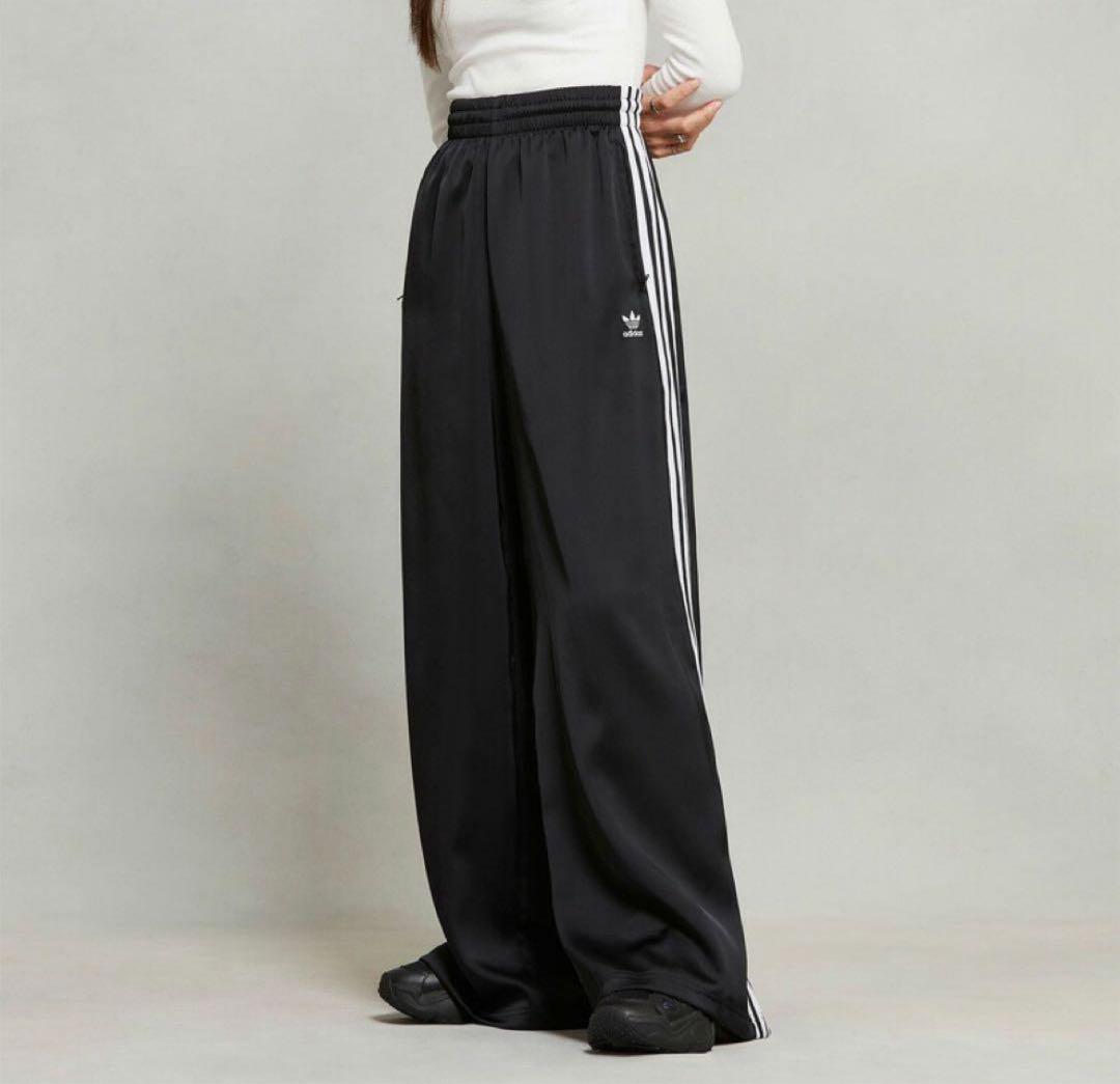 adidas サテンワイドレッグパンツ
