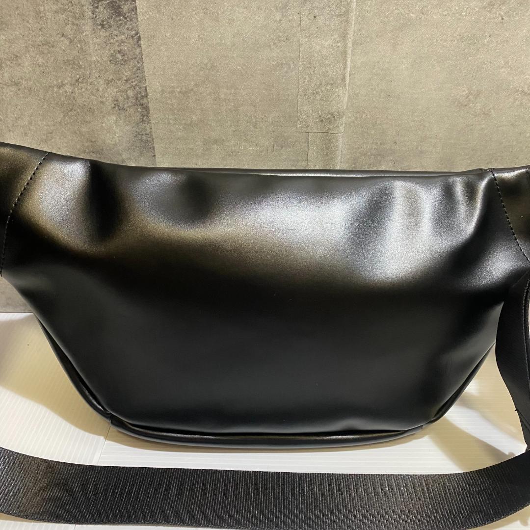 【未使用級】MARY QUANT　レザーボディバッグ