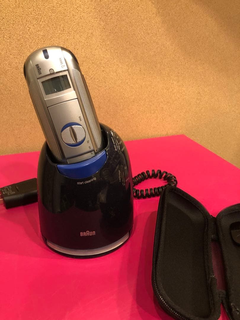 Braun シェーバー 充電器・ケース付き