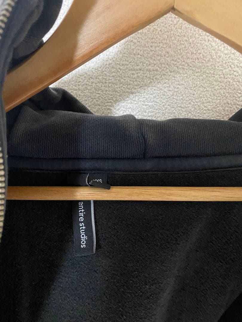 entirestudio ブラッククロップドフーディ