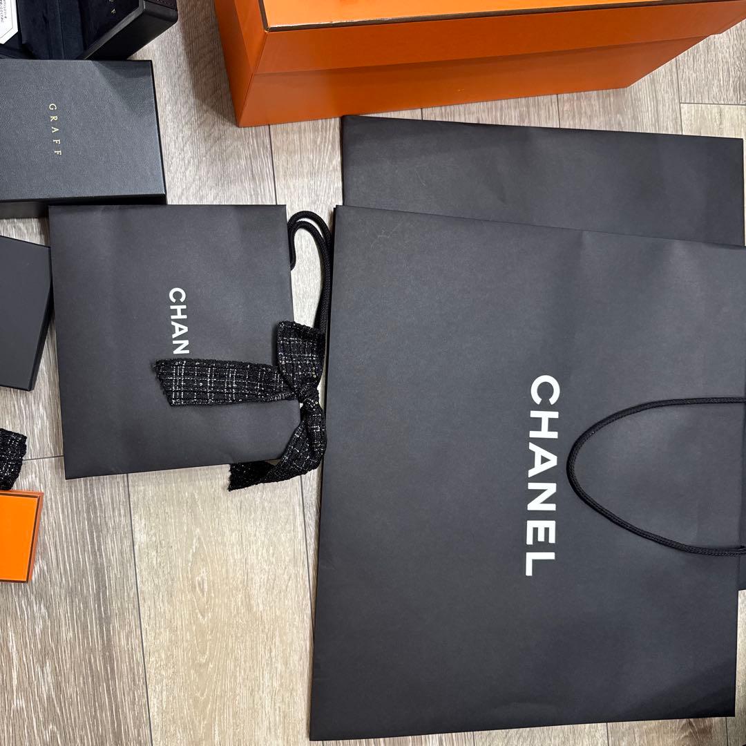 ブランドの箱や紙袋（Louis Vuitton, Chanel, Hermès）