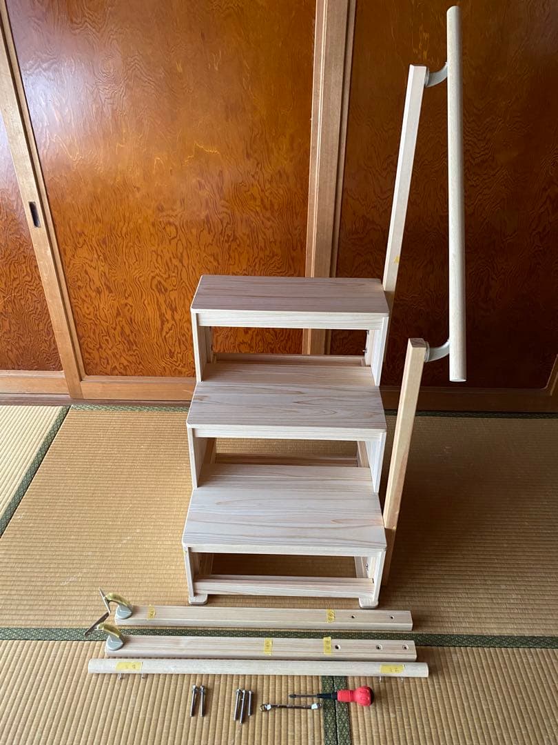 Yaskuro様限定の、手摺り付き3段の踏み台です。