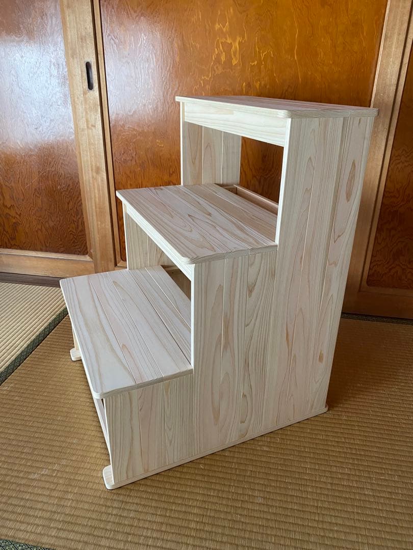Yaskuro様限定の、手摺り付き3段の踏み台です。