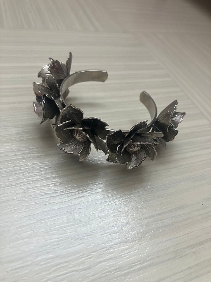 TOGA 2023年秋冬 フラワーモチーフバングル