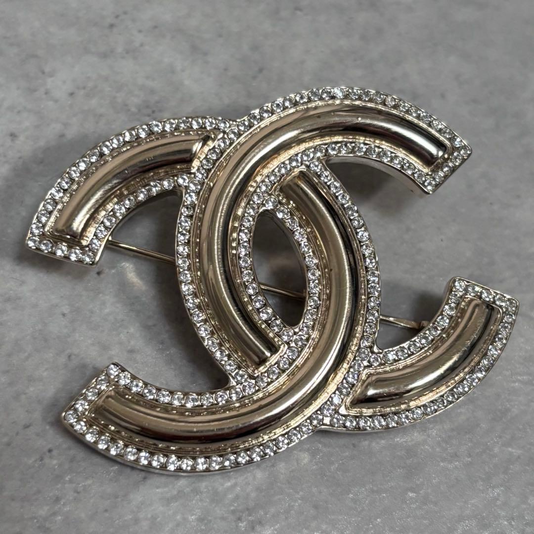 CHANELラインストーンブローチ ブローチ アクセサリー レディース B21C