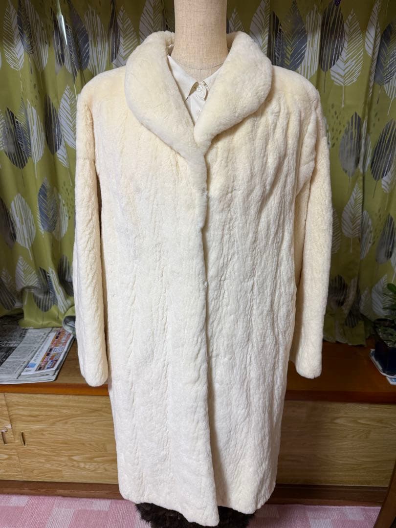 アイボリー ファーロングコート ノーカラー　リアルファー